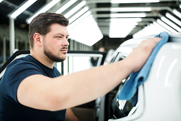 포토 JPG 서양인 응시 남자 산업 공장 공업 자동차 노동자 실내 한명 서기 사람 상반신 20대 성인 옆모습 작업 작업장 체코 걸레 닦기 성인남자한명만 자동차공장 국내포토 외국인 직업 1 시선 유럽 육상교통 뷰포인트 모션 청년 내부 청소도구 남자한명만 성인남자만 파일형식