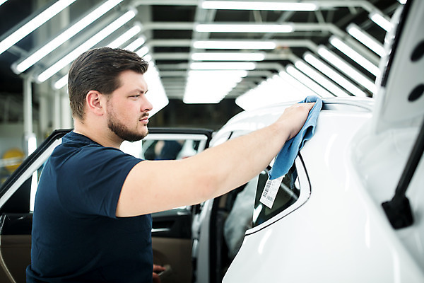 포토 JPG 서양인 응시 남자 산업 공장 공업 자동차 노동자 실내 한명 서기 사람 상반신 20대 성인 옆모습 작업 작업장 체코 걸레 닦기 성인남자한명만 자동차공장 국내포토 외국인 직업 1 시선 유럽 육상교통 뷰포인트 모션 청년 내부 청소도구 남자한명만 성인남자만 파일형식