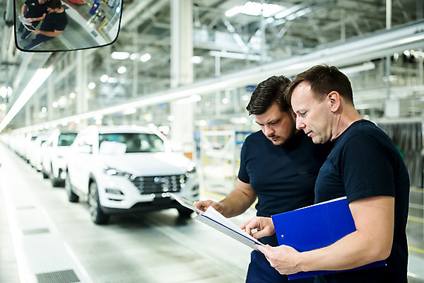 포토 JPG 서양인 외국인 응시 남자 산업 40대 중년 공장 공업 자동차 협력 노동자 실내 서기 들기 사람 상반신 20대 성인 두명 옆모습 작업 작업장 동료 문서 체코 남자만 자동차공장 국내포토 직업 시선 유럽 육상교통 뷰포인트 관계 모션 인종 청년 내부 파일형식