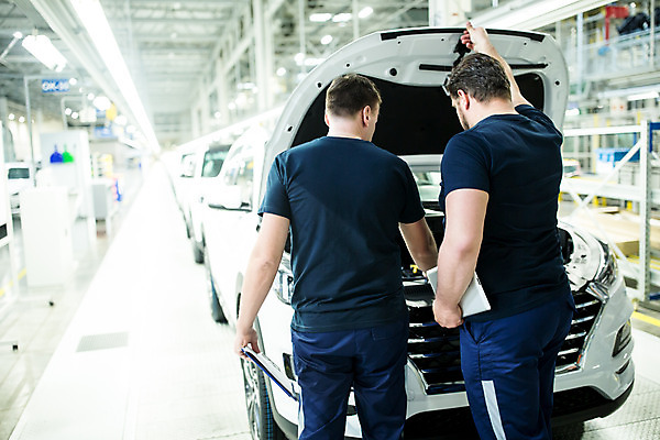 포토 JPG 서양인 외국인 응시 남자 산업 40대 중년 공장 공업 자동차 협력 노동자 실내 서기 들기 사람 상반신 20대 성인 두명 뒷모습 작업 작업장 동료 체코 남자만 자동차공장 국내포토 직업 시선 유럽 육상교통 뷰포인트 관계 모션 인종 청년 내부 파일형식