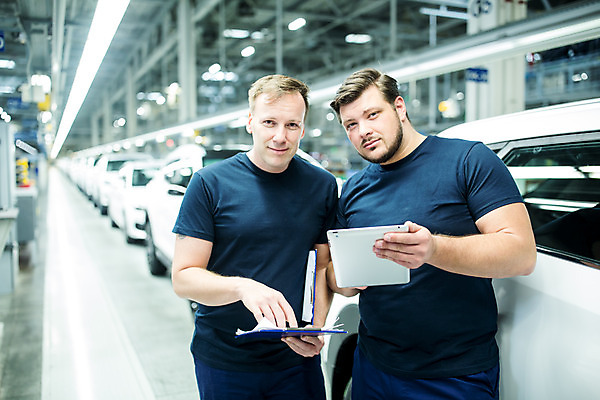 포토 JPG 서양인 외국인 응시 남자 산업 중년 공장 공업 자동차 협력 노동자 실내 서기 미소 들기 사람 상반신 성인 두명 앞모습 태블릿 작업 작업장 동료 문서 체코 남자만 자동차공장 국내포토 직업 시선 유럽 육상교통 뷰포인트 관계 모션 표정 인종 내부 전자제품 스마트기기 파일형식