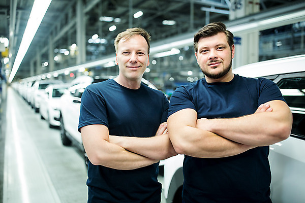 포토 JPG 서양인 외국인 응시 남자 산업 40대 중년 공장 공업 자동차 협력 노동자 실내 서기 미소 사람 상반신 20대 성인 두명 앞모습 팔짱 작업 작업장 동료 체코 남자만 자동차공장 국내포토 직업 시선 유럽 육상교통 뷰포인트 관계 모션 표정 인종 청년 내부 파일형식