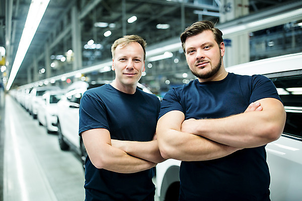 포토 JPG 서양인 외국인 응시 남자 산업 40대 중년 공장 공업 자동차 협력 노동자 실내 서기 미소 사람 상반신 20대 성인 두명 앞모습 팔짱 작업 작업장 동료 체코 남자만 자동차공장 국내포토 직업 시선 유럽 육상교통 뷰포인트 관계 모션 표정 인종 청년 내부 파일형식