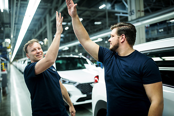 포토 JPG 서양인 외국인 응시 남자 산업 40대 중년 공장 공업 자동차 협력 노동자 실내 서기 미소 사람 상반신 20대 성인 두명 옆모습 작업 작업장 동료 즐거움 하이파이브 체코 남자만 자동차공장 국내포토 직업 시선 감정 유럽 육상교통 뷰포인트 관계 모션 표정 인종 손짓 청년 내부 파일형식
