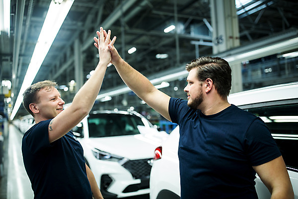 포토 JPG 서양인 외국인 응시 남자 산업 40대 중년 공장 공업 자동차 협력 노동자 실내 서기 미소 사람 상반신 20대 성인 두명 옆모습 마주보기 작업 작업장 동료 즐거움 하이파이브 체코 남자만 자동차공장 국내포토 직업 시선 감정 유럽 육상교통 뷰포인트 관계 모션 표정 인종 손짓 청년 내부 파일형식