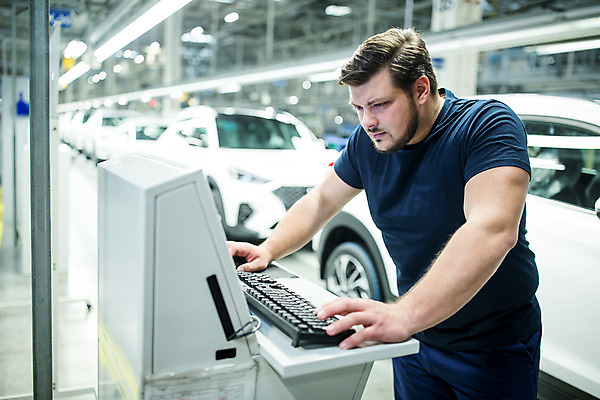 포토 JPG 서양인 응시 남자 산업 공장 공업 자동차 노동자 실내 한명 서기 사람 상반신 20대 성인 옆모습 키보드 작업 작업장 체코 성인남자한명만 자동차공장 국내포토 외국인 직업 1 시선 유럽 육상교통 뷰포인트 모션 청년 내부 남자한명만 성인남자만 파일형식