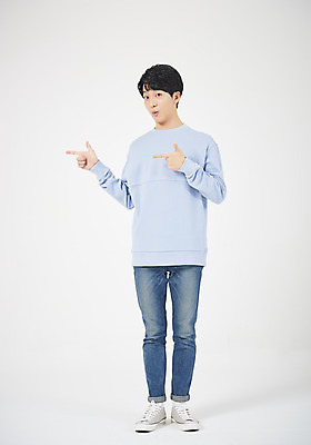 포토 JPG 스튜디오촬영 전신 학생 교육 남자 남학생 대학생 모션 실내 한명 서기 누끼 사람 손짓 20대 청년 성인 앞모습 캐주얼 청춘 희망 한국인 가리킴 흰배경 신입생 긍정 청년남자한명만 국내포토 1 옷 감정 뷰포인트 백그라운드 컨셉 동양인 내부 흰색 남자한명만 청년남자만 파일형식