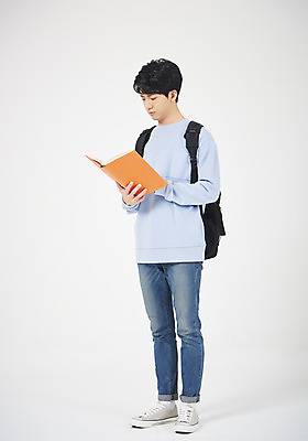 포토 JPG 스튜디오촬영 전신 학생 교육 남자 남학생 대학생 모션 실내 한명 서기 들기 누끼 사람 20대 청년 성인 옆모습 캐주얼 청춘 독서 희망 한국인 흰배경 신입생 긍정 청년남자한명만 국내포토 1 옷 감정 뷰포인트 백그라운드 컨셉 동양인 내부 흰색 남자한명만 청년남자만 파일형식