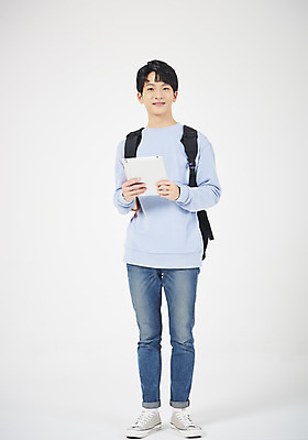 포토 JPG 스튜디오촬영 전신 학생 교육 남자 남학생 대학생 모션 실내 한명 서기 미소 들기 누끼 사람 20대 청년 성인 앞모습 캐주얼 청춘 태블릿 희망 한국인 흰배경 신입생 긍정 청년남자한명만 국내포토 1 옷 감정 뷰포인트 백그라운드 컨셉 표정 동양인 내부 전자제품 스마트기기 흰색 남자한명만 청년남자만 파일형식