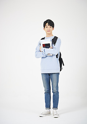 포토 JPG 스튜디오촬영 전신 학생 교육 남자 남학생 대학생 모션 실내 한명 서기 미소 들기 누끼 사람 20대 청년 성인 앞모습 책 캐주얼 청춘 태블릿 희망 한국인 흰배경 신입생 긍정 청년남자한명만 국내포토 1 옷 감정 뷰포인트 백그라운드 컨셉 표정 동양인 내부 전자제품 스마트기기 흰색 남자한명만 청년남자만 파일형식