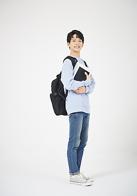 포토 JPG 스튜디오촬영 전신 학생 교육 남자 남학생 대학생 모션 실내 한명 서기 미소 들기 누끼 사람 20대 청년 성인 옆모습 책 캐주얼 청춘 태블릿 희망 한국인 흰배경 신입생 긍정 청년남자한명만 국내포토 1 옷 감정 뷰포인트 백그라운드 컨셉 표정 동양인 내부 전자제품 스마트기기 흰색 남자한명만 청년남자만 파일형식