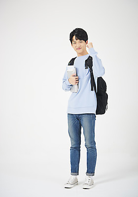 포토 JPG 스튜디오촬영 전신 학생 교육 남자 남학생 대학생 모션 실내 한명 서기 미소 들기 누끼 사람 20대 청년 성인 앞모습 책 캐주얼 청춘 파이팅 희망 주먹 한국인 흰배경 신입생 긍정 청년남자한명만 국내포토 1 옷 감정 뷰포인트 백그라운드 컨셉 표정 동양인 내부 흰색 남자한명만 청년남자만 파일형식