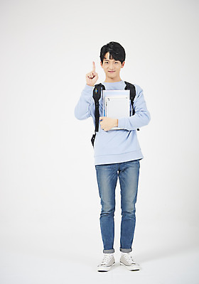포토 JPG 스튜디오촬영 전신 학생 교육 남자 남학생 대학생 모션 실내 한명 서기 들기 누끼 사람 손짓 20대 청년 성인 앞모습 책 캐주얼 청춘 태블릿 희망 한국인 가리킴 흰배경 신입생 긍정 청년남자한명만 국내포토 1 옷 감정 뷰포인트 백그라운드 컨셉 동양인 내부 전자제품 스마트기기 흰색 남자한명만 청년남자만 파일형식