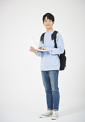 포토 JPG 스튜디오촬영 전신 학생 교육 남자 남학생 대학생 모션 실내 한명 서기 미소 들기 누끼 사람 20대 청년 성인 옆모습 캐주얼 노트북 청춘 희망 한국인 흰배경 신입생 긍정 청년남자한명만 국내포토 1 옷 감정 뷰포인트 백그라운드 컨셉 표정 동양인 내부 전자제품 흰색 남자한명만 청년남자만 파일형식