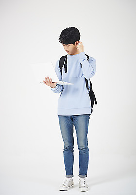 포토 JPG 스튜디오촬영 전신 학생 교육 남자 남학생 대학생 모션 실내 한명 서기 들기 누끼 사람 20대 청년 성인 앞모습 캐주얼 노트북 청춘 희망 한국인 흰배경 신입생 긍정 청년남자한명만 국내포토 1 옷 감정 뷰포인트 백그라운드 컨셉 동양인 내부 전자제품 흰색 남자한명만 청년남자만 파일형식