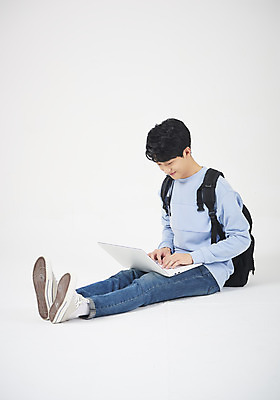 포토 JPG 스튜디오촬영 전신 학생 교육 남자 남학생 대학생 모션 실내 한명 서기 미소 들기 누끼 사람 앉기 20대 청년 성인 옆모습 캐주얼 노트북 청춘 희망 한국인 흰배경 신입생 긍정 청년남자한명만 국내포토 1 옷 감정 뷰포인트 백그라운드 컨셉 표정 동양인 내부 전자제품 흰색 남자한명만 청년남자만 파일형식