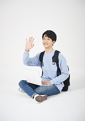 포토 JPG 스튜디오촬영 전신 학생 교육 남자 남학생 대학생 모션 실내 한명 서기 미소 들기 누끼 사람 앉기 20대 청년 성인 앞모습 캐주얼 노트북 청춘 손들기 희망 한국인 흰배경 신입생 긍정 청년남자한명만 국내포토 1 옷 감정 뷰포인트 백그라운드 컨셉 표정 동양인 내부 전자제품 흰색 남자한명만 청년남자만 파일형식