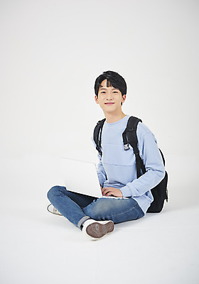 포토 JPG 스튜디오촬영 전신 학생 교육 남자 남학생 대학생 모션 실내 한명 서기 미소 들기 누끼 사람 앉기 20대 청년 성인 앞모습 캐주얼 노트북 청춘 희망 한국인 흰배경 신입생 긍정 청년남자한명만 국내포토 1 옷 감정 뷰포인트 백그라운드 컨셉 표정 동양인 내부 전자제품 흰색 남자한명만 청년남자만 파일형식