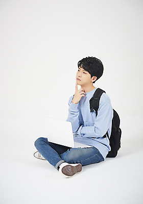 포토 JPG 스튜디오촬영 전신 학생 교육 남자 남학생 대학생 모션 실내 한명 서기 들기 누끼 사람 앉기 20대 청년 성인 옆모습 캐주얼 노트북 청춘 희망 한국인 흰배경 신입생 긍정 의문 청년남자한명만 국내포토 1 옷 감정 뷰포인트 백그라운드 컨셉 동양인 내부 전자제품 흰색 남자한명만 청년남자만 파일형식