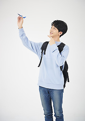 포토 JPG 스튜디오촬영 학생 교육 남자 남학생 대학생 모션 비행기 실내 한명 서기 들기 누끼 사람 상반신 20대 청년 성인 앞모습 캐주얼 청춘 장난감 희망 한국인 가리킴 흰배경 신입생 긍정 청년남자한명만 국내포토 1 옷 감정 뷰포인트 백그라운드 컨셉 항공교통 대중교통 동양인 손짓 내부 흰색 남자한명만 청년남자만 파일형식