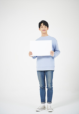 포토 JPG 스튜디오촬영 전신 학생 배너 교육 남자 남학생 대학생 모션 사각프레임 실내 한명 서기 미소 들기 누끼 사람 20대 청년 성인 앞모습 캐주얼 청춘 희망 한국인 흰배경 신입생 긍정 청년남자한명만 국내포토 1 옷 감정 뷰포인트 백그라운드 컨셉 프레임 표정 동양인 내부 사각형 흰색 남자한명만 청년남자만 파일형식