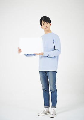 포토 JPG 스튜디오촬영 전신 학생 배너 응시 교육 남자 남학생 대학생 모션 사각프레임 실내 한명 서기 들기 누끼 사람 20대 청년 성인 앞모습 캐주얼 청춘 희망 한국인 흰배경 신입생 긍정 청년남자한명만 국내포토 1 시선 옷 감정 뷰포인트 백그라운드 컨셉 프레임 동양인 내부 사각형 흰색 남자한명만 청년남자만 파일형식