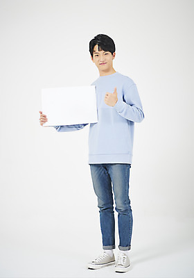 포토 JPG 스튜디오촬영 전신 학생 배너 교육 남자 남학생 대학생 모션 사각프레임 실내 한명 서기 미소 들기 누끼 사람 20대 청년 성인 앞모습 캐주얼 청춘 희망 한국인 엄지손가락 흰배경 신입생 긍정 청년남자한명만 국내포토 1 옷 감정 뷰포인트 백그라운드 컨셉 손가락 프레임 표정 동양인 내부 사각형 흰색 남자한명만 청년남자만 파일형식