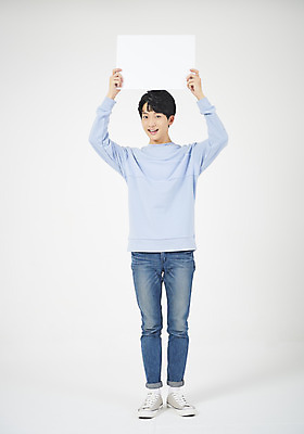 포토 JPG 스튜디오촬영 전신 학생 배너 교육 남자 남학생 대학생 모션 사각프레임 실내 한명 서기 미소 들기 누끼 사람 20대 청년 성인 앞모습 캐주얼 청춘 희망 한국인 흰배경 신입생 긍정 청년남자한명만 국내포토 1 옷 감정 뷰포인트 백그라운드 컨셉 프레임 표정 동양인 내부 사각형 흰색 남자한명만 청년남자만 파일형식