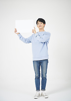 포토 JPG 스튜디오촬영 전신 학생 배너 교육 남자 남학생 대학생 모션 사각프레임 실내 한명 서기 미소 들기 누끼 사람 20대 청년 성인 앞모습 캐주얼 청춘 희망 한국인 흰배경 신입생 긍정 청년남자한명만 국내포토 1 옷 감정 뷰포인트 백그라운드 컨셉 프레임 표정 동양인 내부 사각형 흰색 남자한명만 청년남자만 파일형식