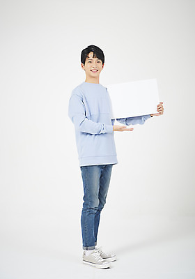 포토 JPG 스튜디오촬영 전신 학생 배너 교육 남자 남학생 대학생 모션 사각프레임 실내 한명 서기 미소 들기 누끼 사람 20대 청년 성인 옆모습 캐주얼 청춘 희망 한국인 흰배경 신입생 긍정 청년남자한명만 국내포토 1 옷 감정 뷰포인트 백그라운드 컨셉 프레임 표정 동양인 내부 사각형 흰색 남자한명만 청년남자만 파일형식