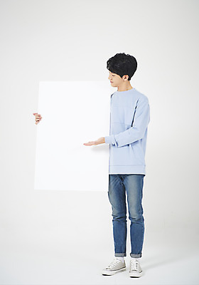 포토 JPG 스튜디오촬영 전신 학생 배너 교육 남자 남학생 대학생 모션 사각프레임 실내 한명 서기 들기 누끼 사람 20대 청년 성인 앞모습 캐주얼 청춘 희망 한국인 흰배경 신입생 긍정 청년남자한명만 국내포토 1 옷 감정 뷰포인트 백그라운드 컨셉 프레임 동양인 내부 사각형 흰색 남자한명만 청년남자만 파일형식