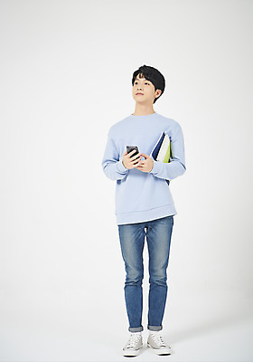 포토 JPG 스튜디오촬영 전신 학생 응시 교육 남자 남학생 대학생 모션 실내 한명 서기 들기 누끼 사람 20대 청년 성인 앞모습 캐주얼 스마트폰 청춘 희망 한국인 흰배경 신입생 긍정 청년남자한명만 국내포토 1 시선 옷 감정 뷰포인트 백그라운드 컨셉 동양인 내부 핸드폰 스마트기기 흰색 남자한명만 청년남자만 파일형식