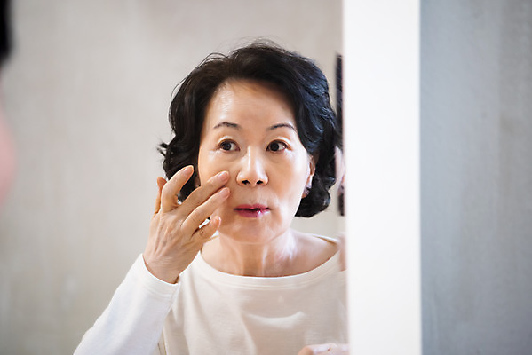 포토 JPG 스튜디오촬영 여자 노년 실내 한명 사람 상반신 앞모습 실버라이프 뷰티 반사 화장품 거울 한국인 주름 60대 피부 고민 피부관리 노화 노인여자한명만 국내포토 1 라이프스타일 감정 뷰포인트 컨셉 동양인 성인 내부 신체부위 여자한명만 노인여자만 파일형식