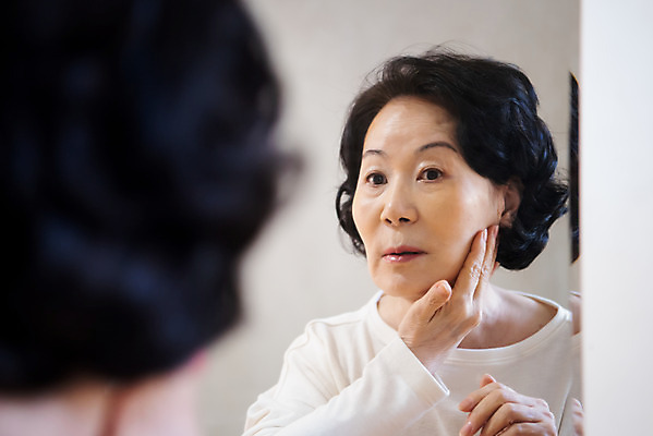 포토 JPG 스튜디오촬영 여자 노년 실내 한명 사람 상반신 앞모습 실버라이프 뷰티 반사 화장품 거울 한국인 주름 60대 피부 고민 피부관리 노화 노인여자한명만 국내포토 1 라이프스타일 감정 뷰포인트 컨셉 동양인 성인 내부 신체부위 여자한명만 노인여자만 파일형식