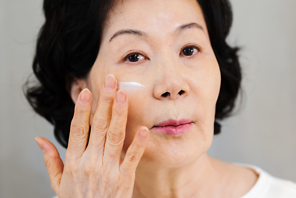 포토 JPG 스튜디오촬영 여자 노년 회색배경 실내 한명 사람 근접촬영 상반신 앞모습 실버라이프 뷰티 화장품 한국인 주름 60대 피부 고민 피부관리 바르기 노화 노인여자한명만 국내포토 1 라이프스타일 감정 뷰포인트 백그라운드 컨셉 모션 동양인 성인 내부 신체부위 회색 여자한명만 노인여자만 파일형식