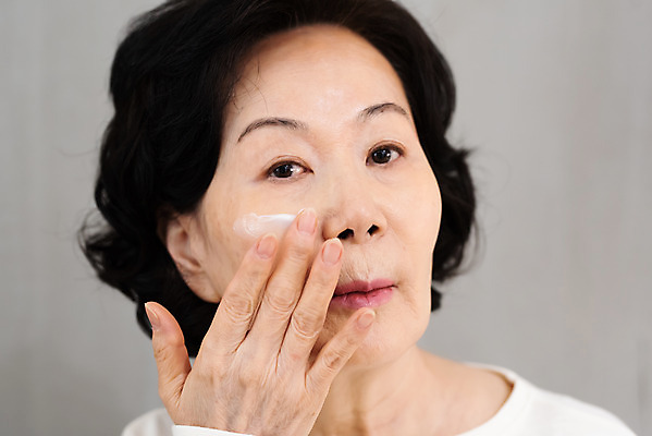 포토 JPG 스튜디오촬영 여자 노년 회색배경 실내 한명 사람 근접촬영 상반신 앞모습 실버라이프 뷰티 화장품 한국인 주름 60대 피부 고민 피부관리 바르기 노화 노인여자한명만 국내포토 1 라이프스타일 감정 뷰포인트 백그라운드 컨셉 모션 동양인 성인 내부 신체부위 회색 여자한명만 노인여자만 파일형식