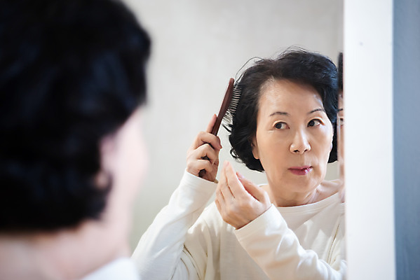 포토 JPG 스튜디오촬영 여자 노년 실내 한명 사람 상반신 앞모습 실버라이프 뷰티 반사 거울 한국인 머리빗 60대 고민 노화 노인여자한명만 국내포토 1 라이프스타일 감정 뷰포인트 컨셉 동양인 성인 내부 미용용품 여자한명만 노인여자만 파일형식