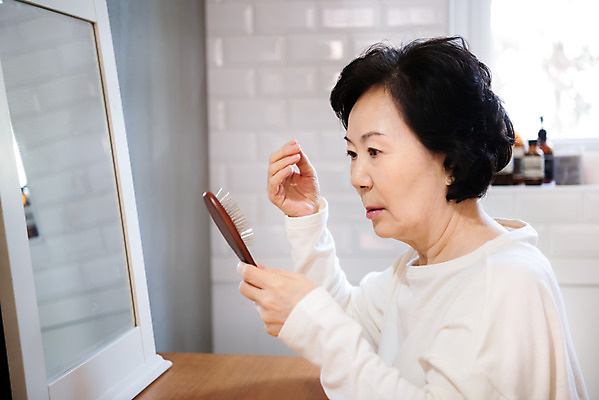 포토 JPG 스튜디오촬영 여자 노년 창문 실내 한명 사람 상반신 옆모습 실버라이프 뷰티 거울 한국인 머리빗 60대 고민 화장대 탈모 노화 노인여자한명만 국내포토 1 라이프스타일 감정 뷰포인트 가구 컨셉 동양인 성인 내부 미용용품 증상 여자한명만 노인여자만 파일형식