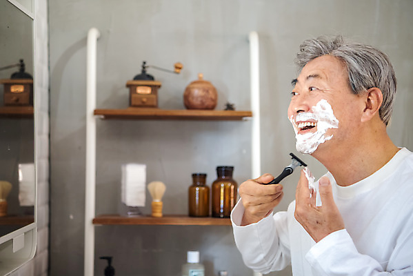 포토 JPG 스튜디오촬영 노년 남자 선반 실내 한명 미소 사람 상반신 옆모습 실버라이프 뷰티 화장품 거울 한국인 욕실 미용용품 즐거움 면도 70대 면도기 면도크림 노인남자한명만 그루밍족 국내포토 1 라이프스타일 감정 뷰포인트 가구 모션 표정 동양인 성인 내부 위생용품 오브젝트 남자한명만 노인남자만 파일형식
