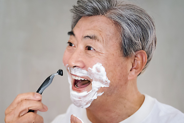 포토 JPG 스튜디오촬영 노년 남자 회색배경 실내 한명 사람 근접촬영 상반신 옆모습 실버라이프 뷰티 한국인 즐거움 면도 70대 면도기 면도크림 노인남자한명만 그루밍족 국내포토 1 라이프스타일 감정 뷰포인트 백그라운드 모션 동양인 성인 내부 위생용품 회색 남자한명만 노인남자만 파일형식