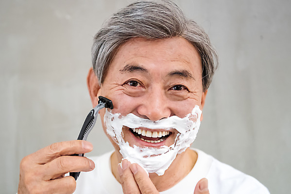 포토 JPG 스튜디오촬영 노년 남자 회색배경 실내 한명 사람 근접촬영 상반신 앞모습 실버라이프 뷰티 한국인 즐거움 면도 70대 면도기 면도크림 노인남자한명만 그루밍족 국내포토 1 라이프스타일 감정 뷰포인트 백그라운드 모션 동양인 성인 내부 위생용품 회색 남자한명만 노인남자만 파일형식