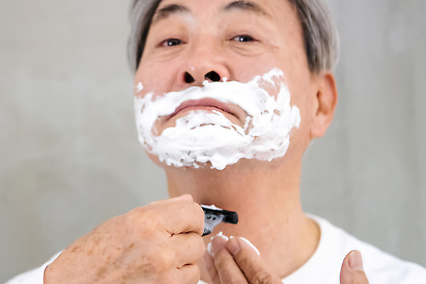 포토 JPG 스튜디오촬영 노년 남자 회색배경 실내 한명 사람 근접촬영 상반신 앞모습 실버라이프 뷰티 한국인 즐거움 면도 70대 면도기 면도크림 노인남자한명만 그루밍족 국내포토 1 라이프스타일 감정 뷰포인트 백그라운드 모션 동양인 성인 내부 위생용품 회색 남자한명만 노인남자만 파일형식