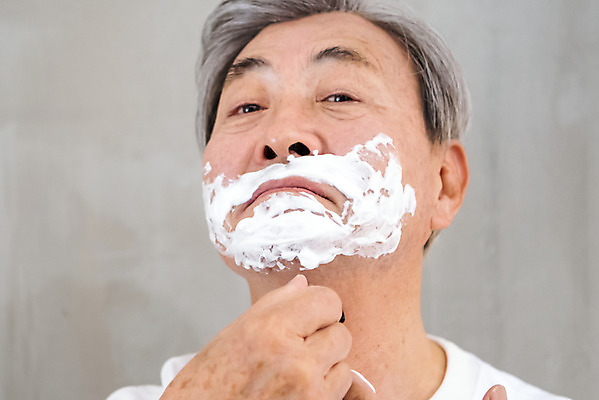포토 JPG 스튜디오촬영 노년 남자 회색배경 실내 한명 사람 근접촬영 상반신 앞모습 실버라이프 뷰티 한국인 즐거움 면도 70대 면도기 면도크림 노인남자한명만 그루밍족 국내포토 1 라이프스타일 감정 뷰포인트 백그라운드 모션 동양인 성인 내부 위생용품 회색 남자한명만 노인남자만 파일형식