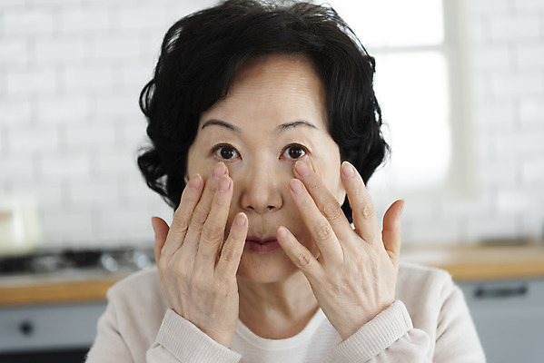 포토 JPG 스튜디오촬영 여자 노년 실내 한명 사람 근접촬영 상반신 앞모습 실버라이프 뷰티 화장품 한국인 주름 60대 피부 고민 피부관리 노화 노인여자한명만 국내포토 1 라이프스타일 감정 뷰포인트 컨셉 동양인 성인 내부 신체부위 여자한명만 노인여자만 파일형식