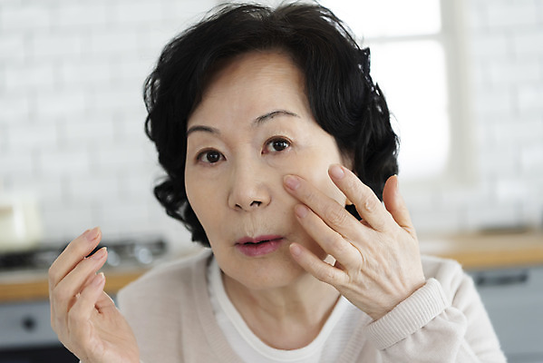 포토 JPG 스튜디오촬영 여자 노년 할머니 실내 한명 사람 근접촬영 상반신 앞모습 아웃포커스 실버라이프 뷰티 화장품 한국인 주름 60대 피부 고민 피부관리 노화 노인여자한명만 국내포토 1 라이프스타일 감정 뷰포인트 컨셉 촬영기법 동양인 성인 내부 신체부위 여자한명만 노인여자만 파일형식