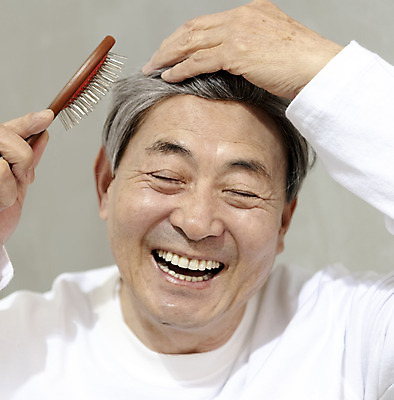 포토 JPG 스튜디오촬영 할아버지 노년 남자 회색배경 실내 한명 웃음 사람 근접촬영 상반신 앞모습 실버라이프 뷰티 한국인 머리빗 즐거움 70대 노인남자한명만 그루밍족 국내포토 1 라이프스타일 감정 뷰포인트 백그라운드 표정 동양인 성인 내부 회색 미용용품 남자한명만 노인남자만 파일형식