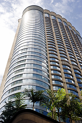 포토 JPG 해외이미지 구름 외관 공원 아시아 비즈니스 건축양식 창문 유리 하늘 사람없음 야외 건물 가로 금융 파란색 사무실 반사 탑 고층빌딩 도시 도심 큼 상승 지역 말레이시아 철강 스타일 해외포토 자연요소 건축물 공공시설 건축 나라 컬러 컨셉 재질 빌딩 경제 크기 파일형식 이미지허브