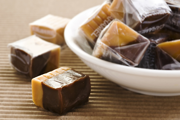 포토 JPG 해외이미지 음식 백그라운드 다이어트 휴가 디저트 건강 사탕 사랑 사람없음 장식 빛 컬러풀 갈색 쌓기 과자 초콜릿 우유 덮개 흰색 대접 투명 황금 달콤 맛 폐기물 플라스틱 설탕 먹기 가득함 크림 큐브 정사각형 부드러움 고립 바닐라 포장소품 해로움 캐러멜 해외포토 도형 감정 컬러 컨셉 포장 모션 재질 유제품 뚜껑 감각 쓰레기 오브젝트 포장재료 파일형식 이미지허브