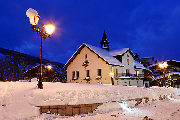포토 JPG 해외이미지 구름 전통 스포츠 겨울 가로등 건축양식 하늘 휴가 스키 조명 산 거리 주택 사람없음 야외 목재 파란색 도시풍경 마을 환경 얼음 어둠 황혼 일몰 추위 프랑스 흰색 전원 시골 램프 도시 스노우보드 역사 야간 저녁 휴양지 서리 알프스 타운 산악지대 생태학 샬레 옛날 해외포토 자연요소 나무 계절 공공시설 교육 건축 유럽 컬러 재료 겨울스포츠 실험기구 풍경 건물 노을 장소 보드_스포츠 전기에너지 파일형식 이미지허브
