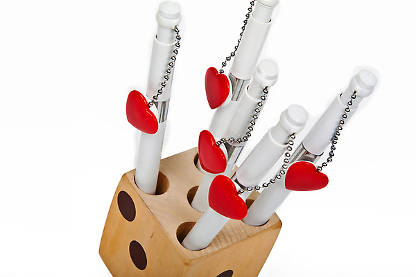 포토 JPG 해외이미지 나무 감정 놀이 휴가 발렌타인데이 사랑 사람없음 목재 빛 상자 연필 펜 볼펜 갈색 게임 흰색 하트 마음 그리기 심볼 주사위 5 고립 해외포토 모양 식물 컬러 재료 모션 데이이벤트 학용품 필기구 숫자 파일형식 이미지허브